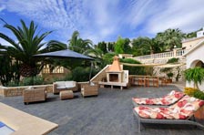 terraza con barbacoa y bar.