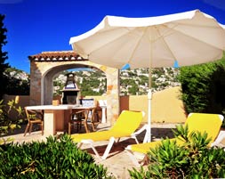 Casa Coco cuenta con su propia barbacoa de piedra.