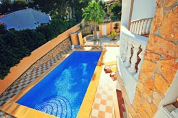 Disfrute de su propia piscina durante sus vacaciones a la costa del Mediterráneo