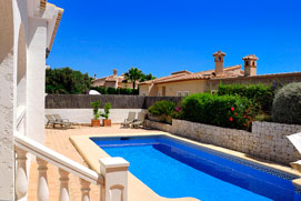 Piscina y terraza de chalet de alquiler