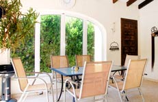 Segundo comedor en la terraza cubierta