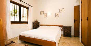 Dormitorio con aire acondicionado