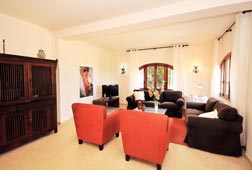 Sala de estar cpon televisor e internet