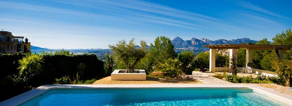 Piscina y vista de Villa de Alquiler