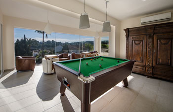 sala de estar con billar