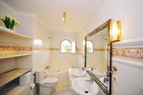 Cuarto de baño con jacuzzi de chalet de alquiler