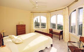 Dormitorio con vista del mar y la costa