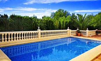 Piscina con terrazas y barbacoa