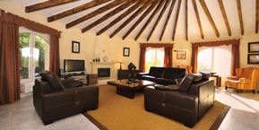 Gran salón con televisión LCD