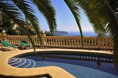 Piscina y palmerasde chalet La Vista