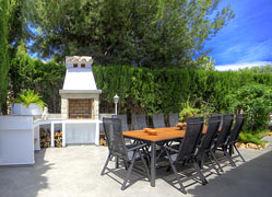 Comedor exterior con barbacoa