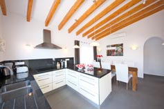 Cocina de Vista al Mar con lavaplatos