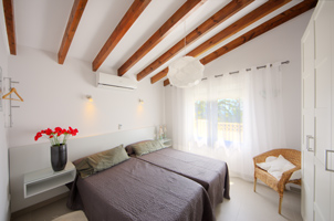 Dormitorio con aire acondicionado.