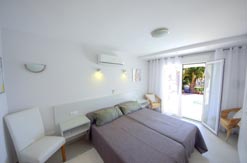 Dormitorio con salida a la piscina y aire acondicionado