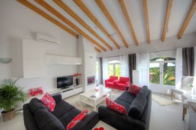 Sala de estar con vista al mar y televisión de plasma