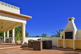 barbacoa y terraza de la villa