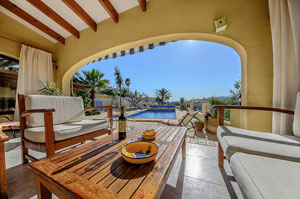 Piscina de villa Vista Pinar con mucho sol