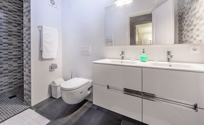 Cuarto de baño con ducha