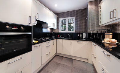 Cocina con lavaplatos