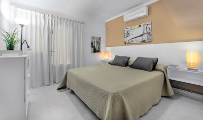 Dormitorio con salida a la terraza de la piscina.