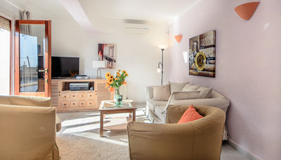 Sala de estar del piso inferior con televisión y DVD.