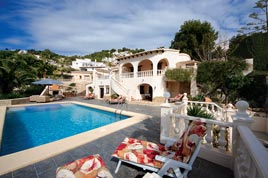 Piscina calentada y terraza de villa Vista Moraira.