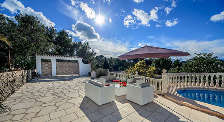 Piscina con tumbonas