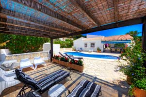 Pergola con tumbonas y comedor