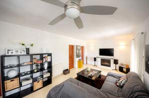 Sala de estar con televisión de plasma